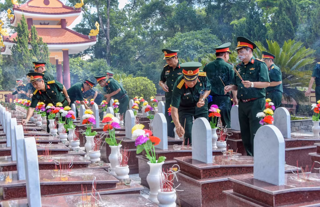 Hội CCB tỉnh thắp hương tưởng niệm các Anh hùng liệt sĩ tại Nghĩa trang Liệt sĩ Trường Sơn, năm 2022.
