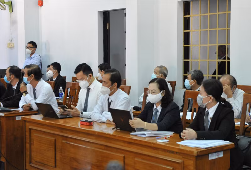 Các luật sư bào chữa cho các bị cáo tại phiên tòa.