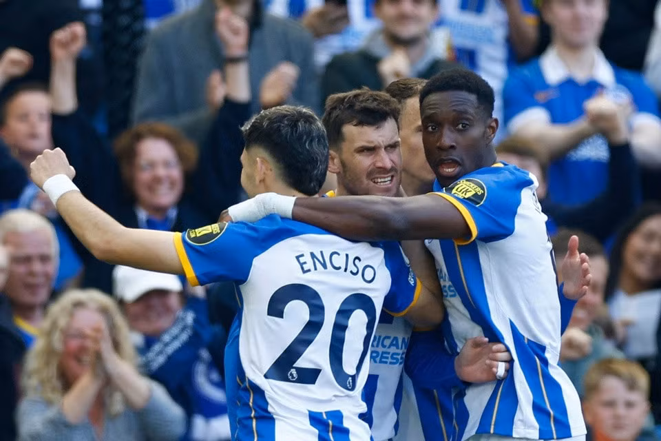 Gross (giữa) và Welbeck, cựu cầu thủ MU, tỏa sáng rực rỡ trong chiến thắng đậm của Brighton. Ảnh: Reuters.