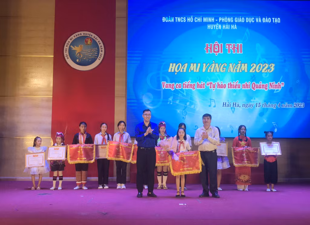 BTC trao giải toàn đoàn cho các đội tham gia Hội thi Họa Mi Vàng năm 2023.