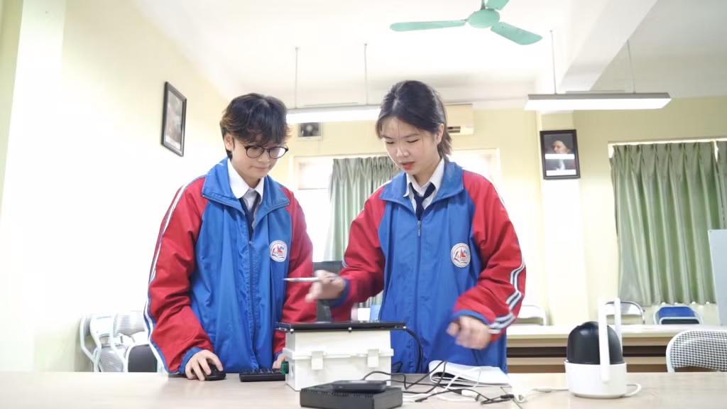 Dự án Rescue eye - Hệ thống phát hiện và cảnh báo nạn nhân có nguy cơ tai nạn đuối nước của nhóm tác giả Bùi Thị Ngọc Linh, Cù Thị Ánh Dương (giải nhì). (Ảnh Trường THPT Chuyên Hạ Long cung cấp)