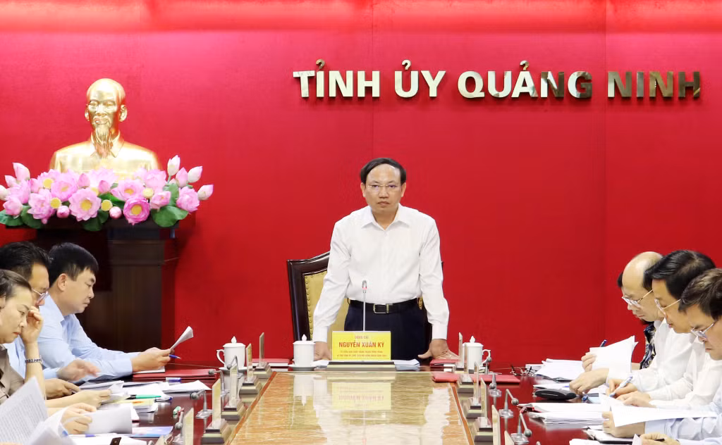 Đồng chí Nguyễn Xuân Ký, Ủy viên Trung ương Đảng, Bí thư Tỉnh ủy, Chủ tịch HĐND tỉnh, kết luận hội nghị.