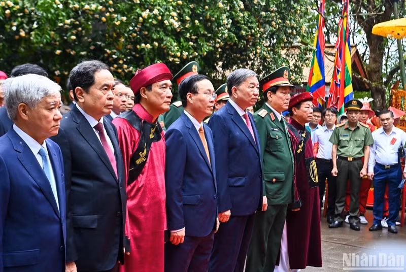 Chủ tịch nước Võ Văn Thưởng và các đồng chí lãnh đạo Đảng, Nhà nước và tỉnh Phú Thọ thành kính tưởng niệm các Vua Hùng tại đền Thượng. (Ảnh: DUY LINH)