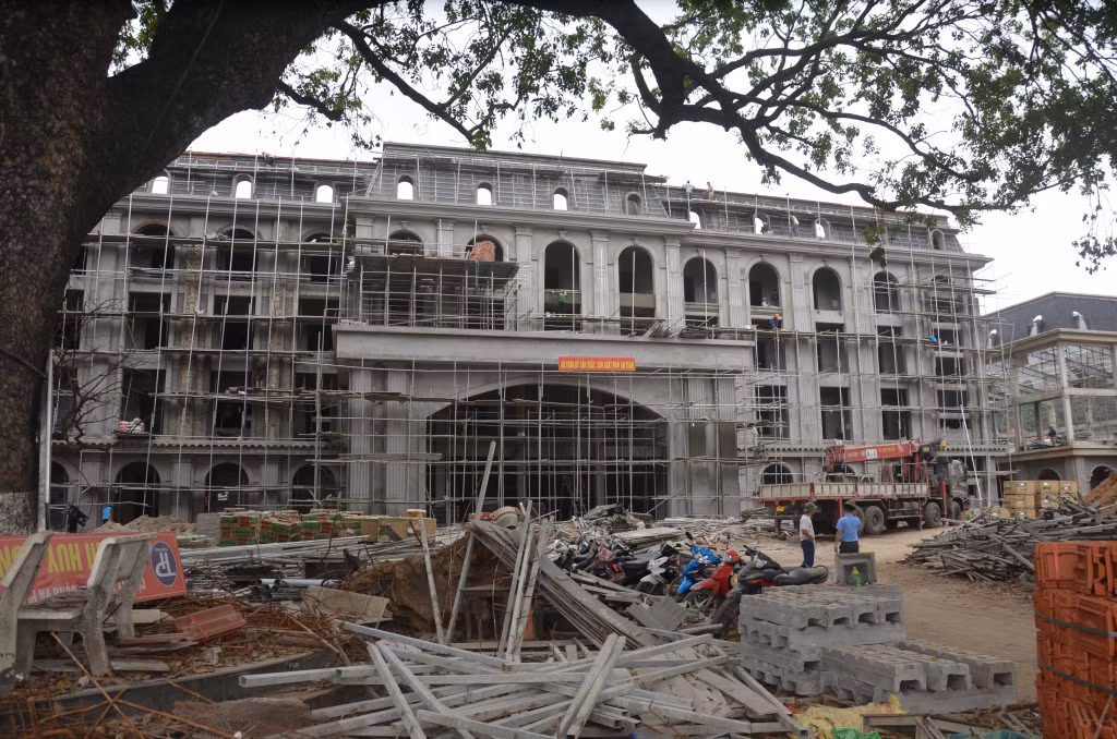 Trường THPT Cẩm Phả đang được xây mới, nên khối lớp 12 phải học nhờ tại Trường CĐ Than - Khoáng sản Việt Nam ở phường Cẩm Tây.