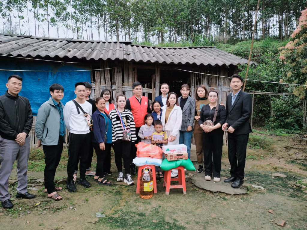 Anh Nguyễn Văn Giang cùng người lao động công ty trao quà đến những trẻ em có hoàn cảnh khó khăn trên địa bàn TP Móng Cái (Ảnh: Hội Chữ thập đỏ TP Móng Cái cung cấp)