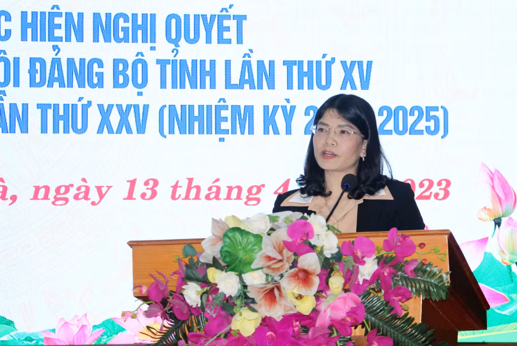 Đồng chí Đỗ Thị Ninh Hường, Bí thư Huyện ủy Đầm Hà, phát biểu tại hội nghị.