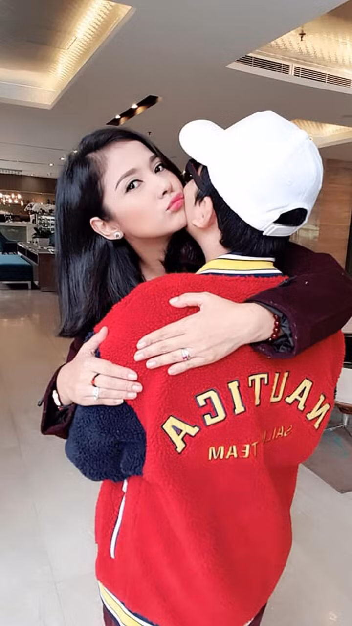 Ở tuổi 51, Việt Trinh đang là mẹ đơn thân. Cô tập trung cho công việc kinh doanh và chỉ hoạt động trong showbiz với vai trò đạo diễn.