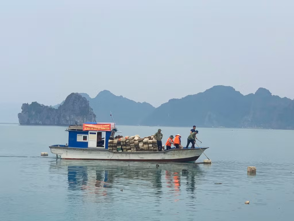 Các lực lượng thu gom phao xốp trôi nổi trên biển.