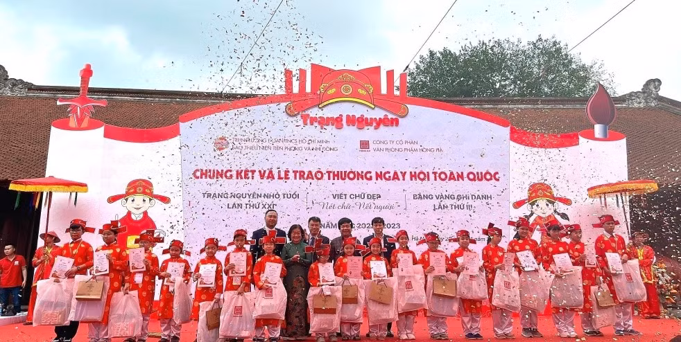 Nguyên Phó Chủ tịch nước Trương Mỹ Hoa và các đại biểu trao thưởng cho các thí sinh đoạt giải Trạng nguyên cá nhân.