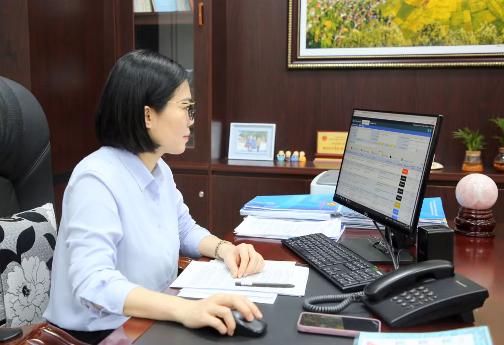 Lãnh đạo Trung tâm Phục vụ hành chính công tỉnh theo dõi dữ liệu về tiến độ giải quyết TTHC trên toàn địa bàn tỉnh để kịp thời đôn đốc, nhắc nhở, xử lý.