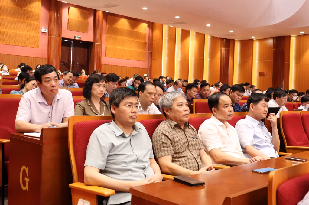 Các cán bộ, đảng viên nghe quán triệt nội dung cuốn sách của Tổng Bí thư