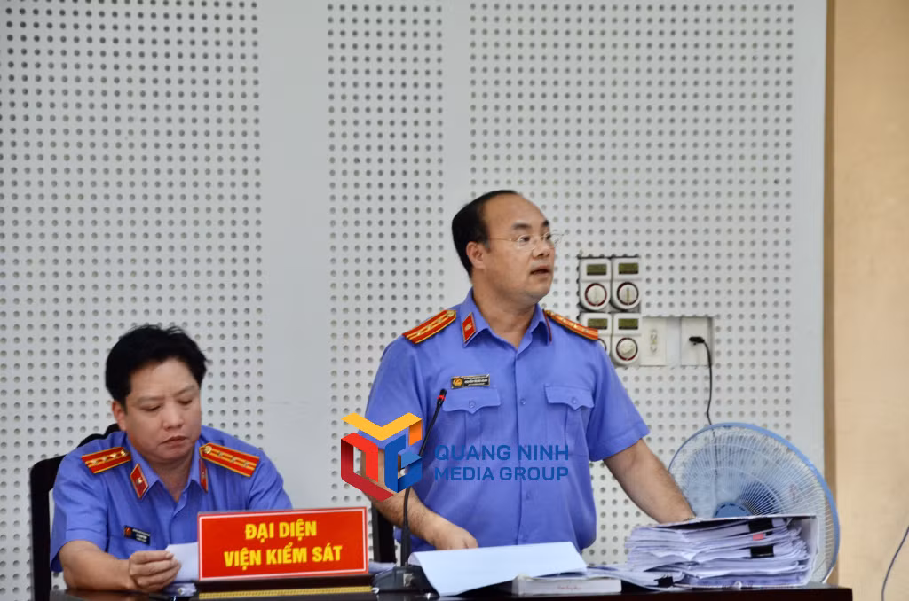 Đại diện VKS Nhân dân tỉnh giữ quyền công tố đã đối đáp các vấn đề mà luật sư bào chữa cho các bị cáo đặt ra.