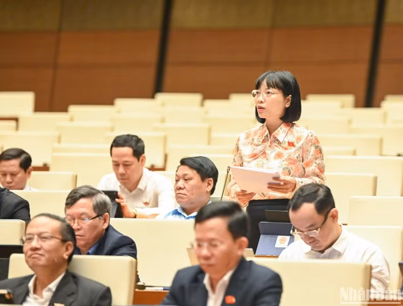 Đại biểu Nguyễn Thị Việt Nga góp ý kiến vào Dự thảo Luật. (Ảnh: DUY LINH)
