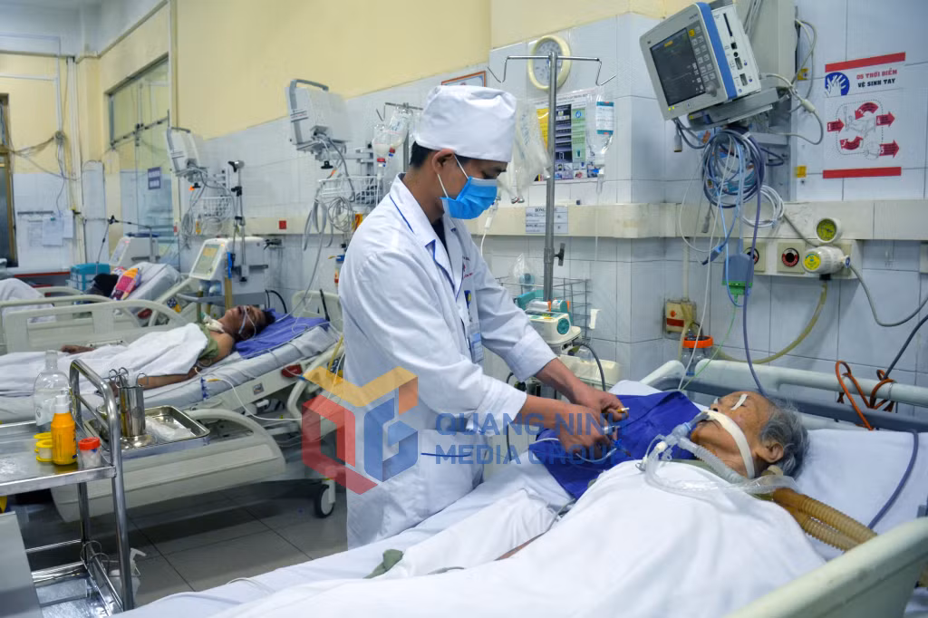 Nhân viên y tế khoa Hồi Sức tích cực, chống độc - Thận nhân tạo, Bệnh viện Đa khoa tỉnh chăm sóc bệnh nhân (1-2018). Ảnh: Nguyễn Hoa
