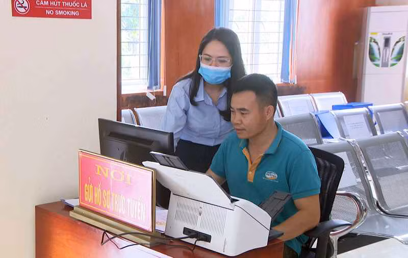 Cán bộ Trung tâm Hành chính công huyện Bình Liêu hướng dẫn công dân nộp TTHC trực tuyến. Ảnh: Ngọc Trâm