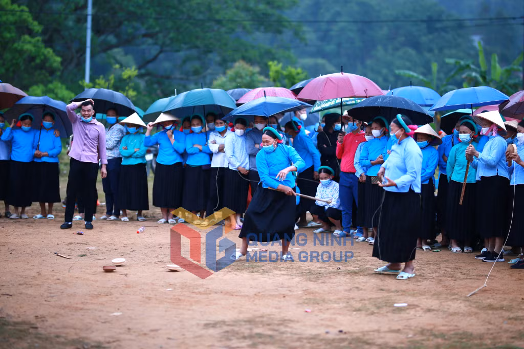Đánh quay tại ngày hội của người Sán Chỉ huyện Bình Liêu (4-2023). Ảnh: Trung tâm TTVH huyện Bình Liêu