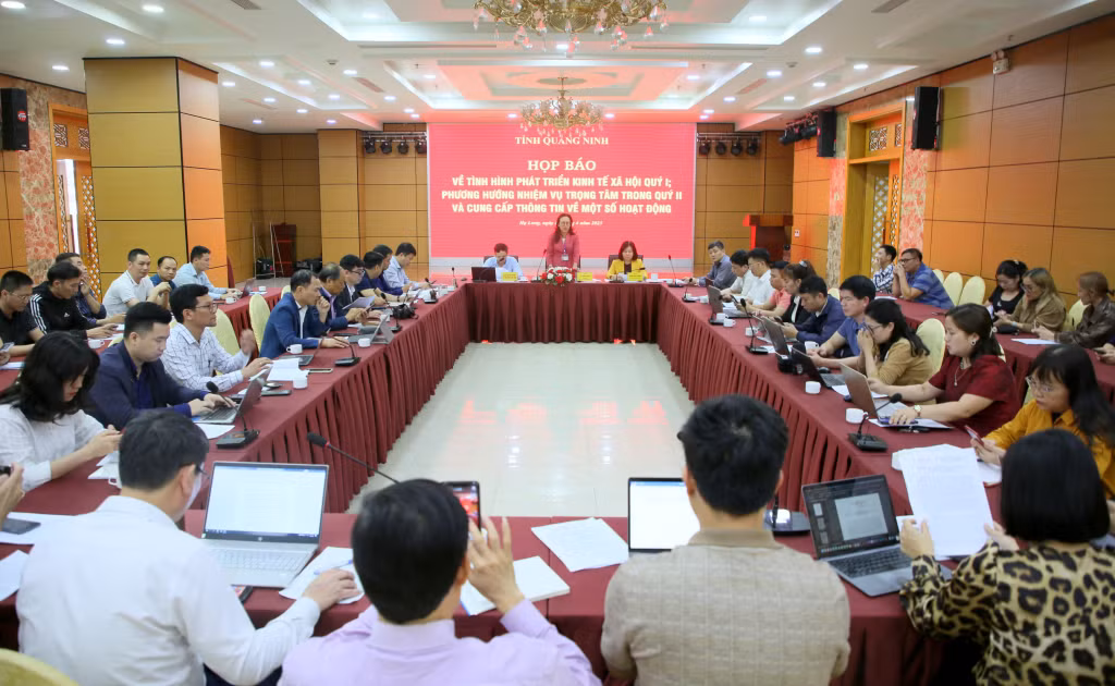 Đồng chí Lê Ngọc Hân, Tỉnh ủy viên, Giám đốc Sở TT&amp;TT tỉnh, chủ trì cuộc họp báo thông tin một số nội dung quan trọng.