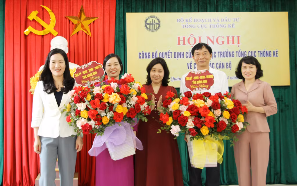 Lãnh đạo Tổng Cục Thống kê và UBND tỉnh tặng hoa chúc mừng đồng chí Phạm Văn Chính và đồng chí Ngô Thị Vân.