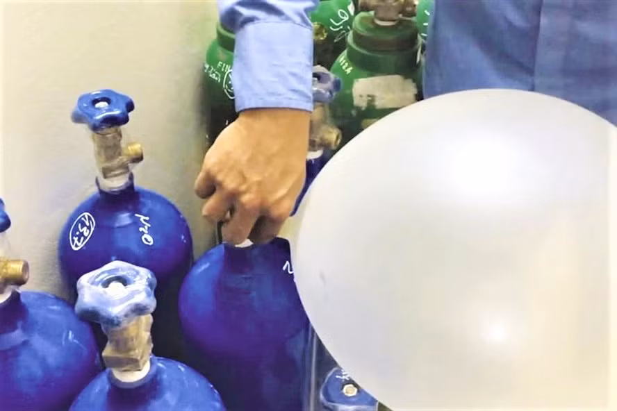 N2O (Dinitơ oxit hay nitrous oxide) hay còn gọi là khí cười. Ảnh minh họa (Ảnh Internet)