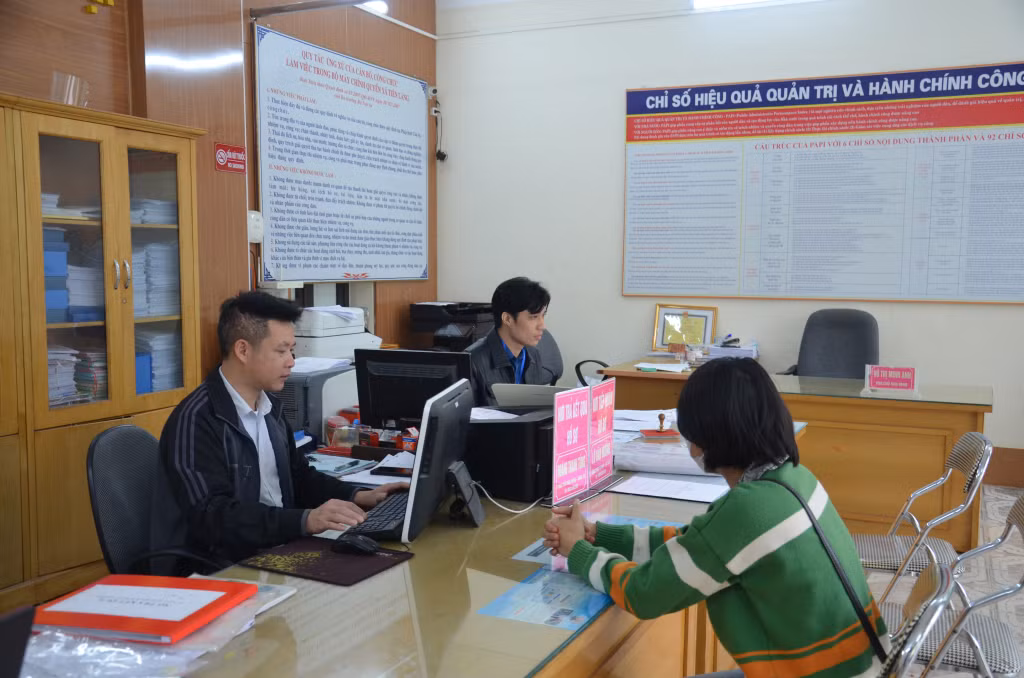Người dân đến giải quyết TTHC tại Bộ phận tiếp nhận và trả kết quả hiện đại xã Tiên Lãng (huyện Tiên Yên).