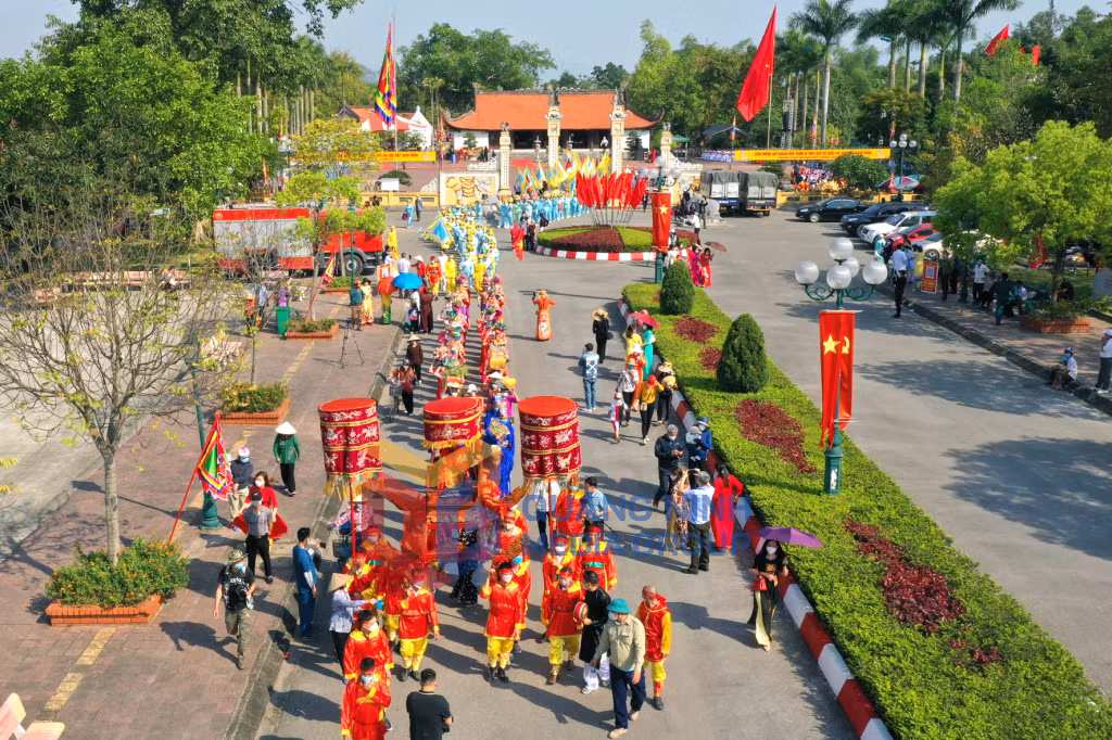 Nghi lễ rước tượng Đức Thánh Trần từ đền Trần Hưng Đạo về đình Yên Giang trong Lễ hội truyền thống Bạch Đằng năm 2022. Ảnh Dương Văn Toàn (CTV)
