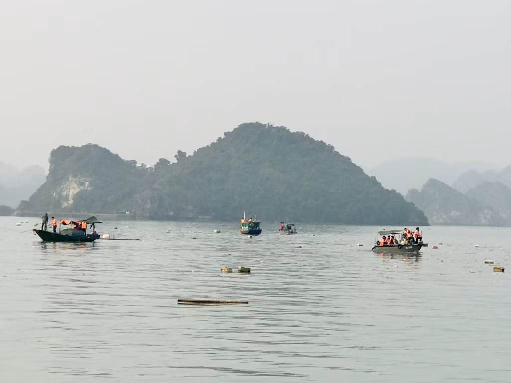 Cán bộ, nhân viên Sở TN&amp;MT thu gom rác thải, phao xốp tại khu vực đảo Ti Tốp.