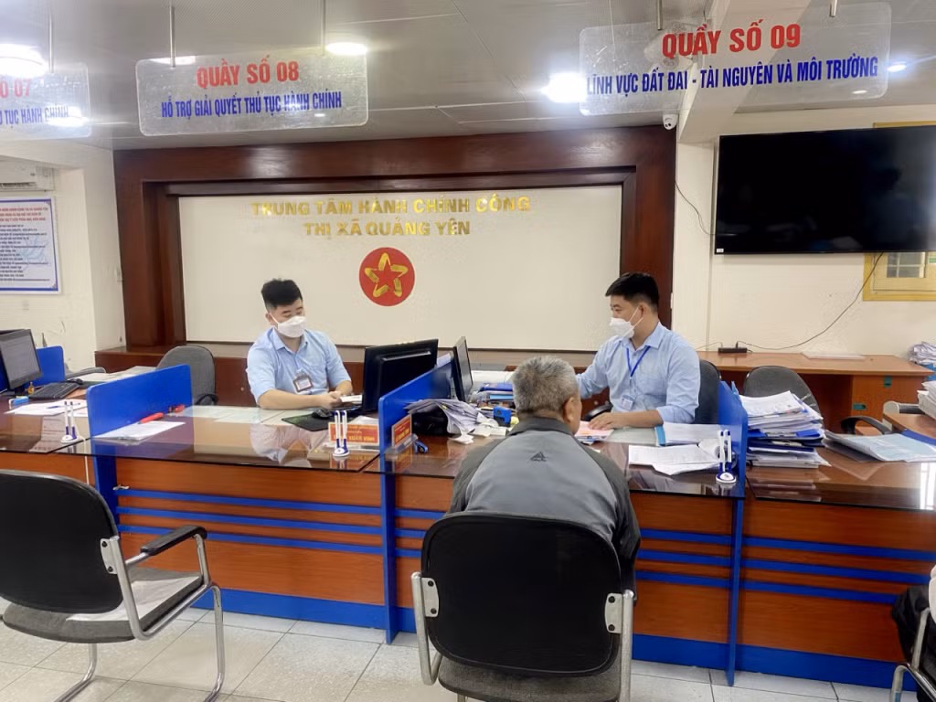 Người dân thực hiện giải quyết TTHC tại Trung tâm Hành chính công TX Quảng Yên.