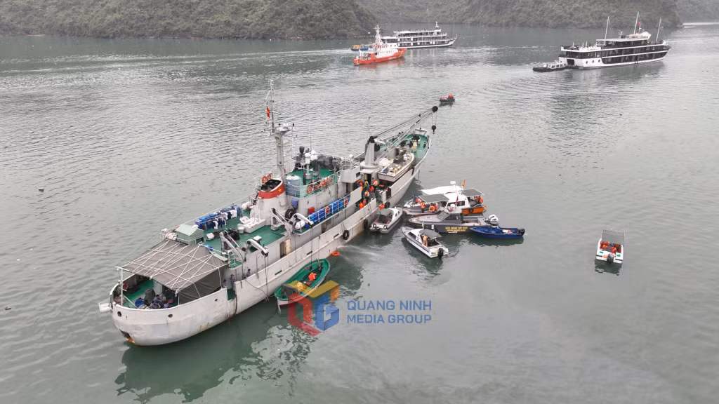 Các lực lượng chức năng phối hợp sử dụng thiết bị không người lái rà soát các đỉnh núi và mặt nước.
