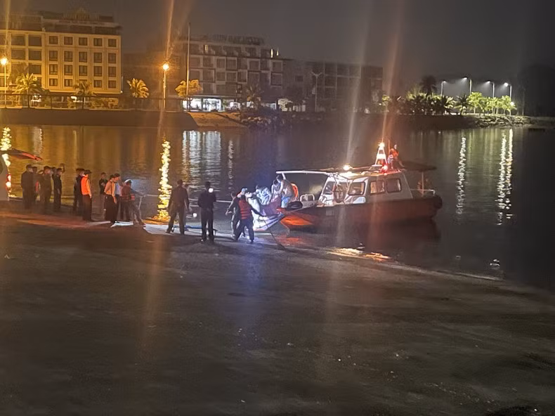 Thi thể các nạn nhân trong vụ tai nạn máy bay được đưa về bờ trong đêm. (Ảnh: Báo Nhân dân).