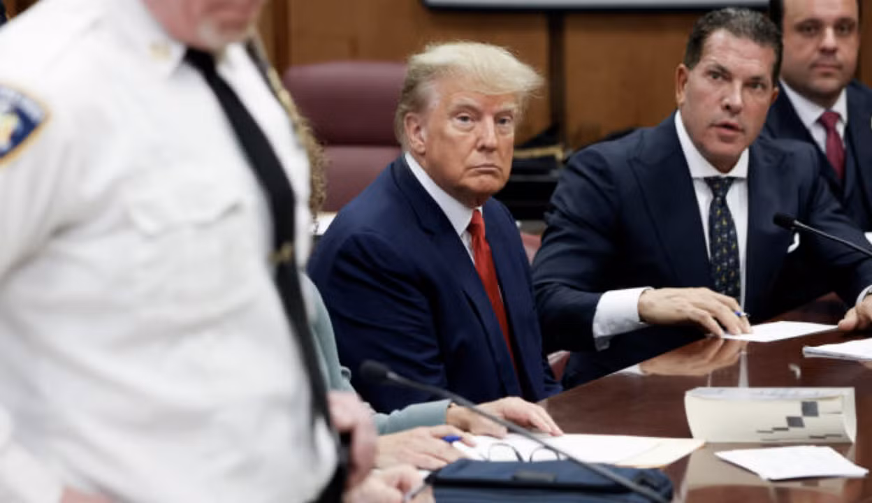Cựu Tổng thống Donald Trump ngồi trong phòng xử án ở Manhattan, New York City ngày 4/4 cùng các luật sư bào chữa Joe Tacopina và Boris Epshteyn. Ảnh: Getty Images
