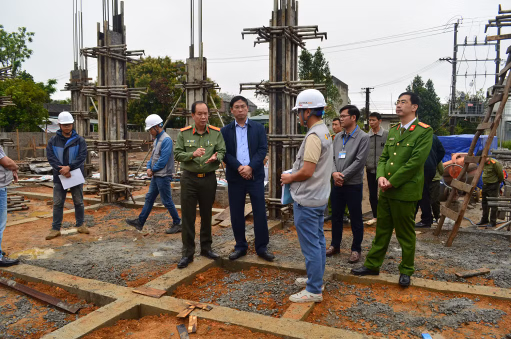Đại tá Vũ Thanh Tùng, Phó Giám đốc Công an tỉnh kiểm tra tiến độ xây dựng Công an xã Quảng Minh, huyện Hải Hà. Ảnh: Hà Tâm (Công an tỉnh).