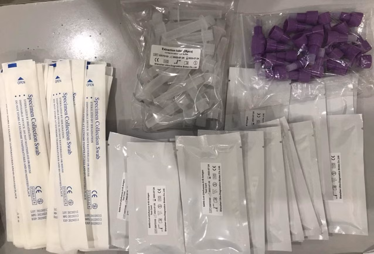 Kit test nhanh Covid-19 được rao bán giá 3.000-5.000 đồng. Ảnh: Phương Thúy.