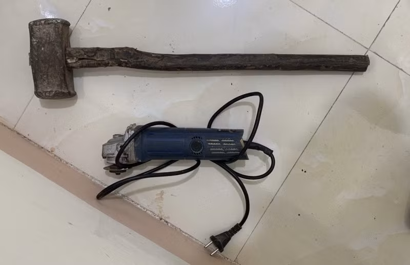 Phương tiện đối tượng dùng để bẻ trộm cột, biển báo giao thông.
