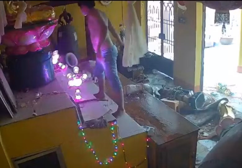 L xô ngã các tượng phật trên chánh điện.