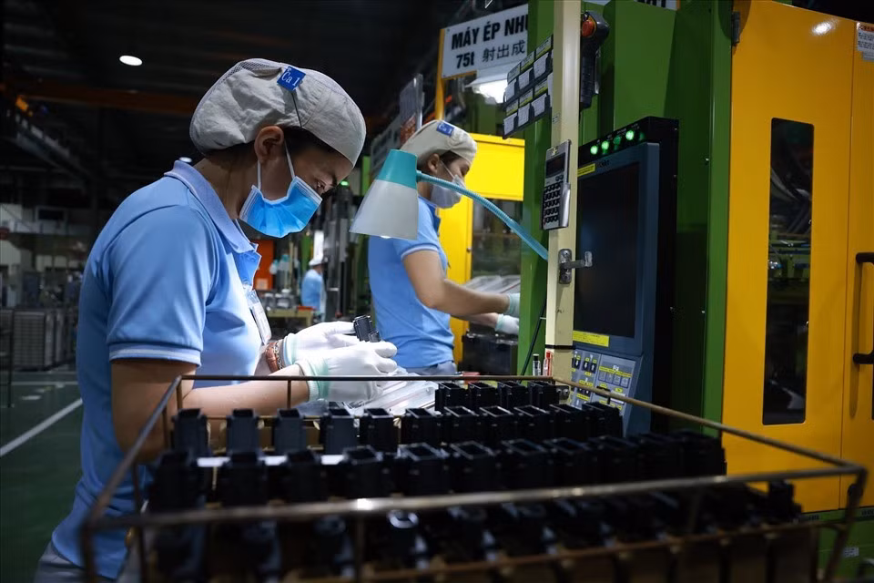 Người lao động đi làm tại doanh nghiệp sẽ phải đóng bảo hiểm xã hội, bảo hiểm y tế. Ảnh minh họa: Hải Nguyễn.