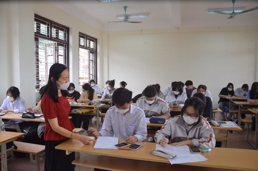 Tiết học Toán của học sinh lớp 12A2 (Trường THPT Cẩm Phả) tại Trường CĐ Than - Khoáng sản Việt Nam.