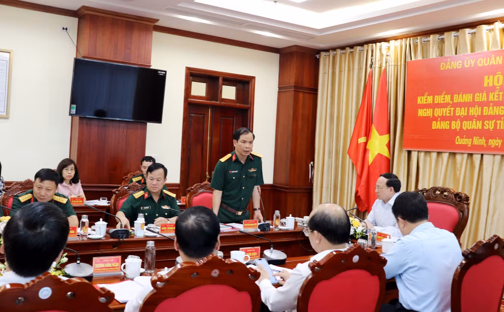 Đại tá Nguyễn Quang Hiến, Phó Bí thư Thường trực Đảng ủy, Chính ủy Bộ Chỉ huy Quân sự tỉnh, phát biểu tại hội nghị.
