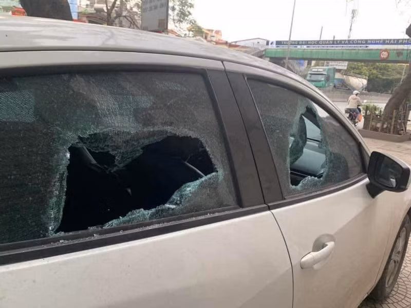 Một trong số những ô tô đỗ qua đêm bị đối tượng phá kính lấy tài sản bên trong.