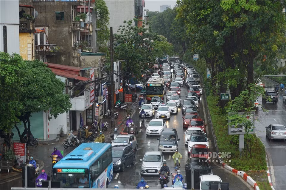 Hà Nội có mưa rào và dông rải rác vào sáng sớm. Ảnh: Tùng Giang.