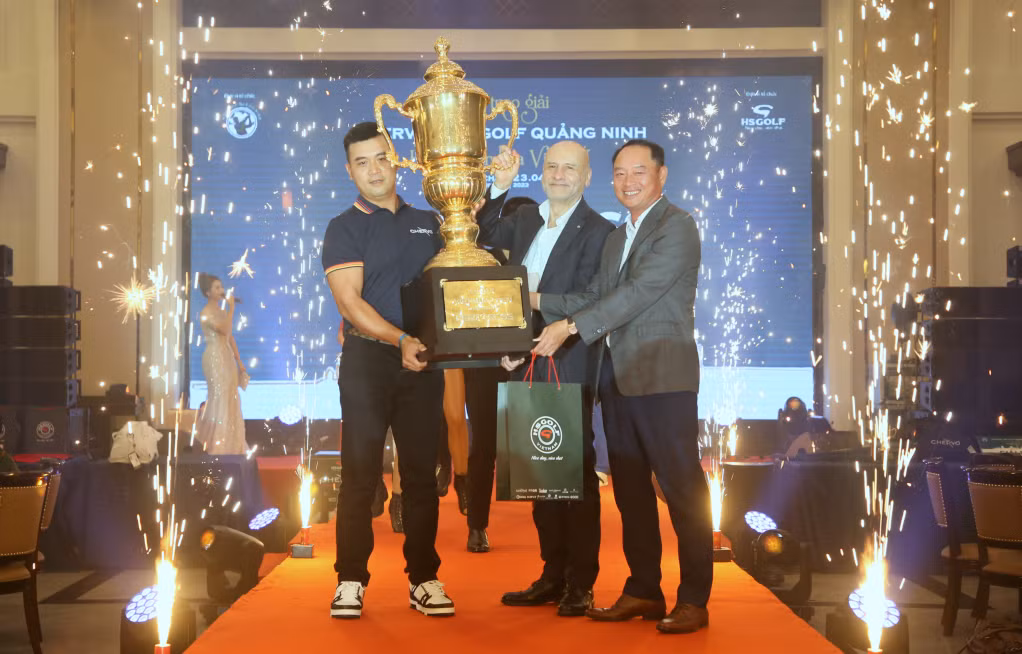 Golfer Hoàng Đình Tiến (bên trái) xuất sắc giành giải Best Gross dành cho golfer xuất sắc nhất giải.