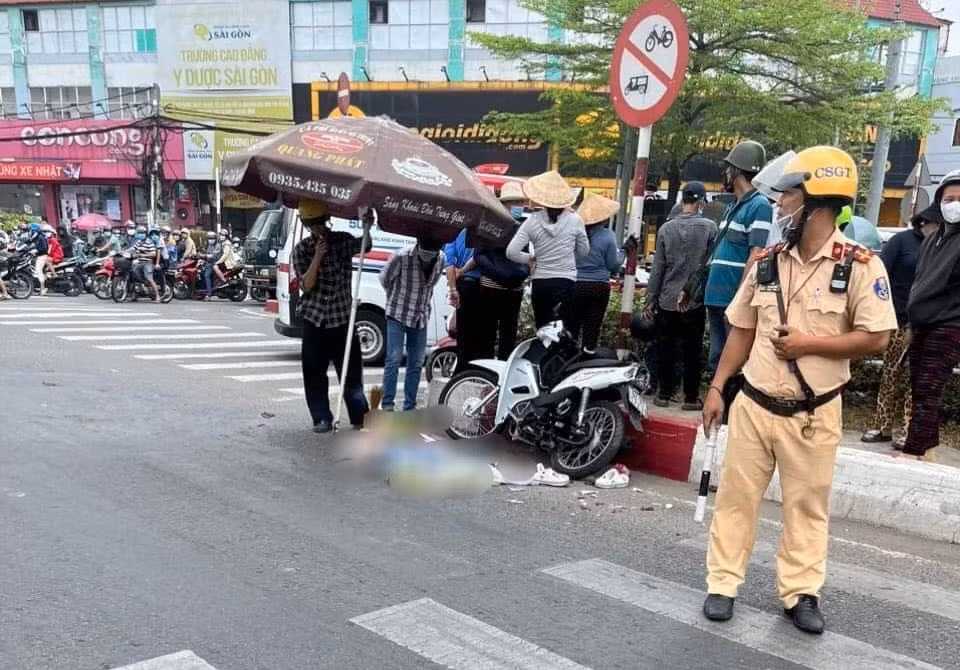 Hiện trường vụ tai nạn giao thông giữa xe tải và xe máy tại giao lộ Quốc lộ 1A - Tân Kỳ Tân Quý (quận Bình Tân) làm một nữ sinh tử vong. Ảnh: CTV