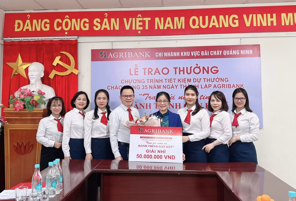 Agribank khu vực Bãi Cháy - Quảng Ninh trao thưởng cho khách hàng.