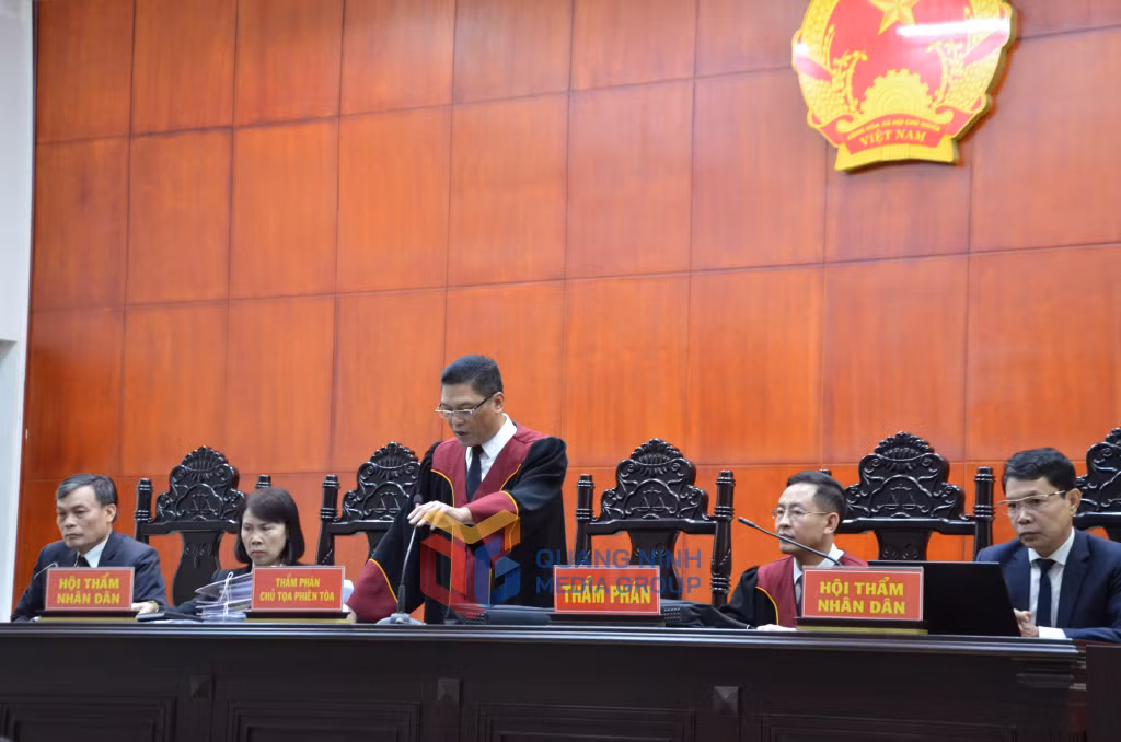 Chủ tọa phiên tòa, Thẩm phán Bùi Văn Tuấn đọc tuyên án các bị cáo trong vụ án Đường sông 3.