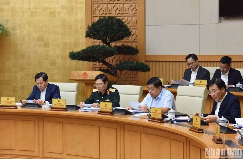 Phó Thủ tướng Lê Minh Khái và lãnh đạo các bộ tham dự phiên họp.