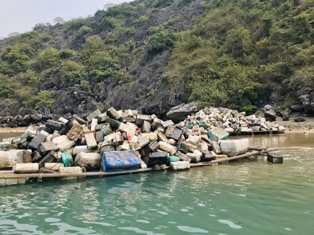 Trên 50m3 phao xốp đã được Sở TN&amp;MT thu gom trong ngày 16/4.