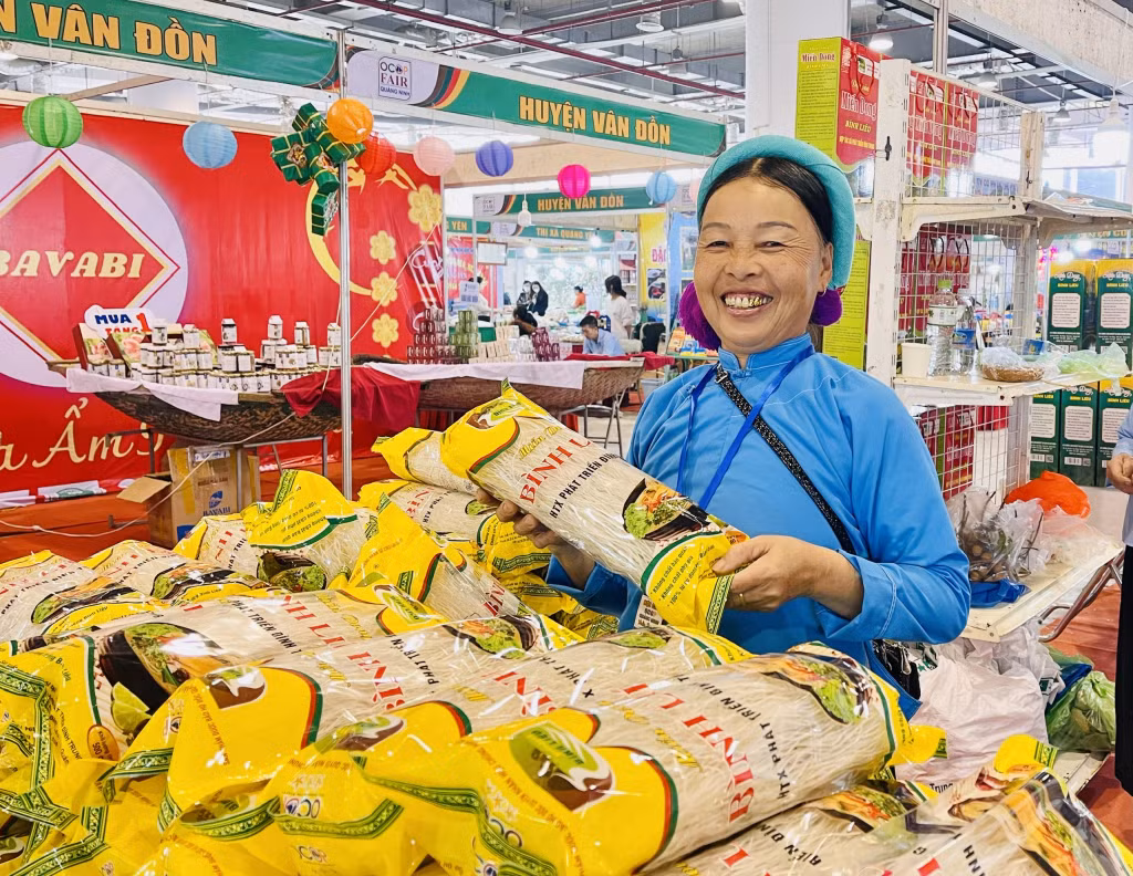 Miến dong Bình Liêu được đổi mới mẫu mã, bao bì sản phẩm tao sức hút với khách hàng tại các kỳ hội chợ (Ảnh chụp tại Hội chợ Xuân - 2023).