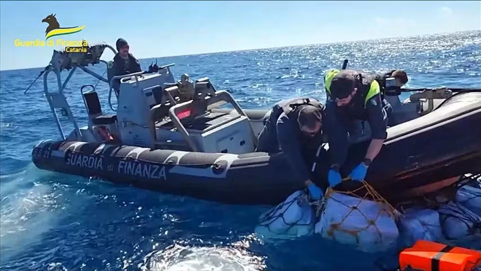 Cảnh sát Italia thu hồi số lượng lớn ma túy trôi nổi trên biển. Ảnh: Guardia di Finanza