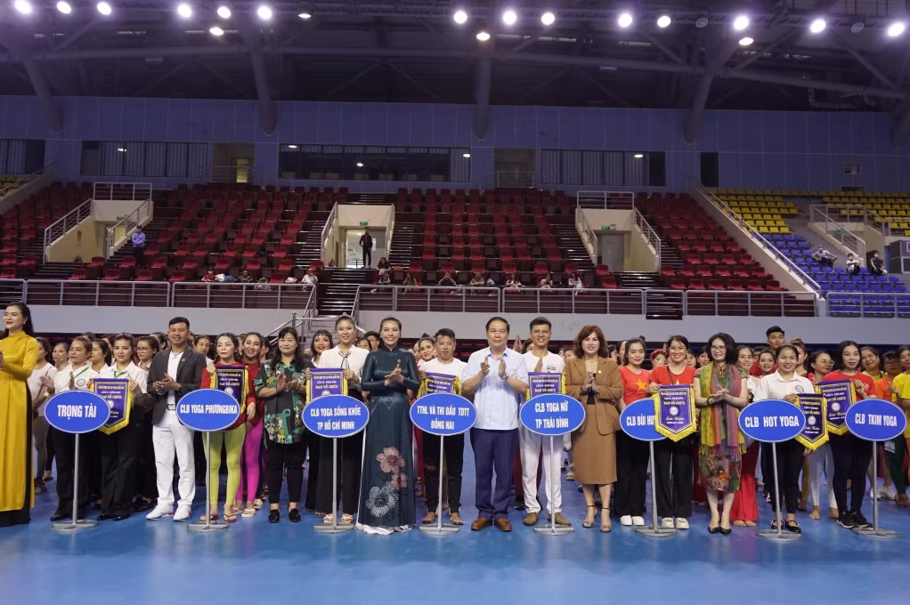Ban Tổ chức trao cờ lưu niệm cho các CLB tham dự giải.