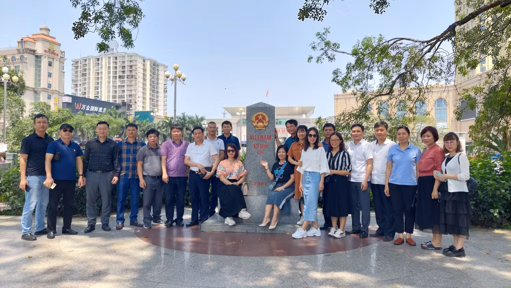 Du khách chụp ảnh lưu niệm tại cột mốc 1369 trong khuôn viên Cửa khẩu Quốc tế Móng Cái