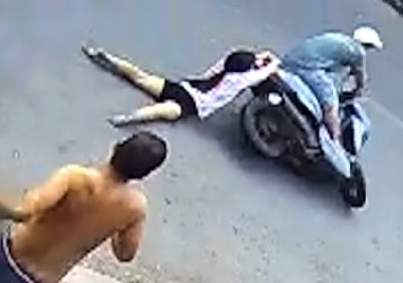 Hình ảnh Nam kéo lê cháu G trên đường.